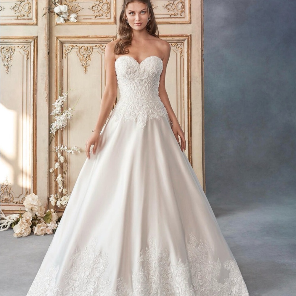 Elegant White Lace Wedding Dress